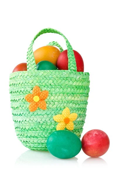 Huevos en la canasta decorativa — Foto de Stock