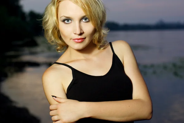Porträtt av vacker blond tjej på blå himmel — Stockfoto