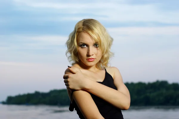 Portrét krásnou blondýnku na modré obloze — Stock fotografie