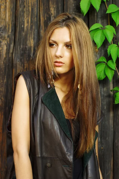 Modeaufnahme eines schönen Models, das an der Weinbergmauer posiert — Stockfoto