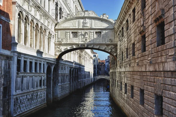 Typisk scen i Venedig stad i Italien. — Stockfoto