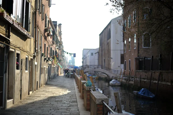 Typisk scen i Venedig stad i Italien. — Stockfoto