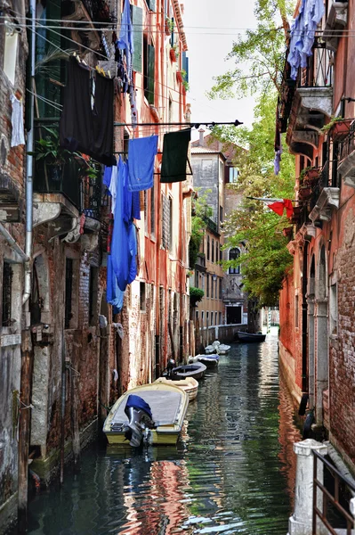 Typická scéna města Benátek v Itálii. — Stock fotografie