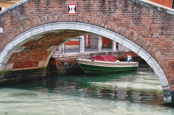 Typiska scener runt Venedig stad i Italien — Stockfoto