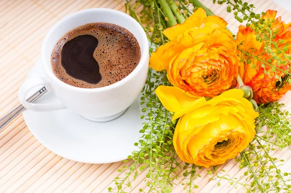 咖啡和鲜花 — 图库照片
