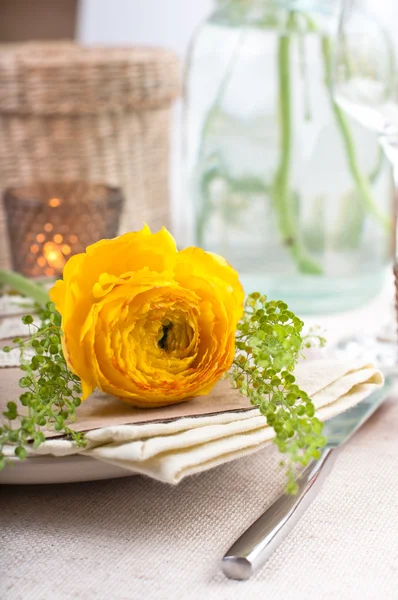 Mesa festiva con flores —  Fotos de Stock