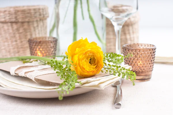 Cenário de mesa festiva com flores — Fotografia de Stock