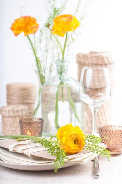 Apparecchiatura di tavola festiva con fiori — Foto Stock