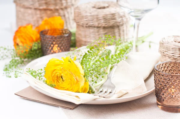 Festliche Tischdekoration mit Blumen — Stockfoto