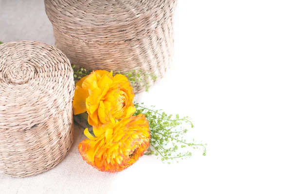 Wiklinowe kosze i żółto pomarańczowe kwiaty — Zdjęcie stockowe