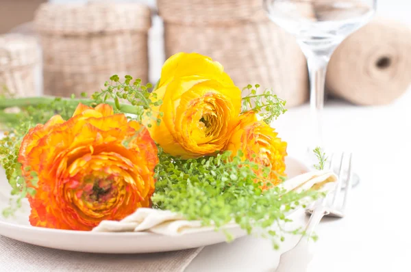 Накрытие праздничного стола с цветами — стоковое фото
