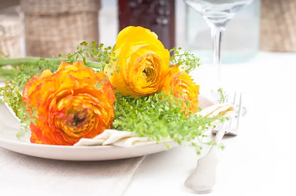 Святкова обстановка столу з квітами — стокове фото