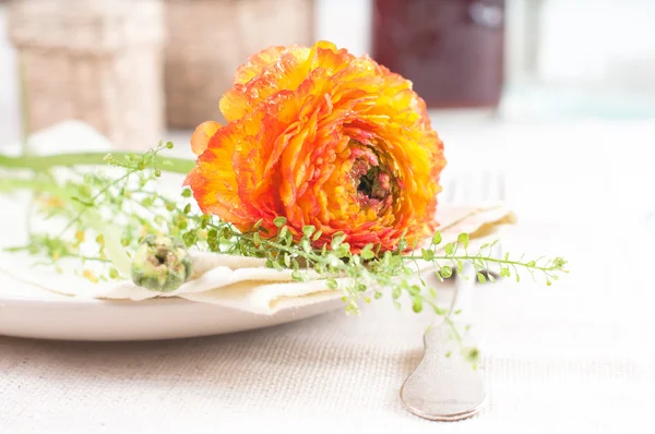 Apparecchiatura di tavola festiva con fiori — Foto Stock