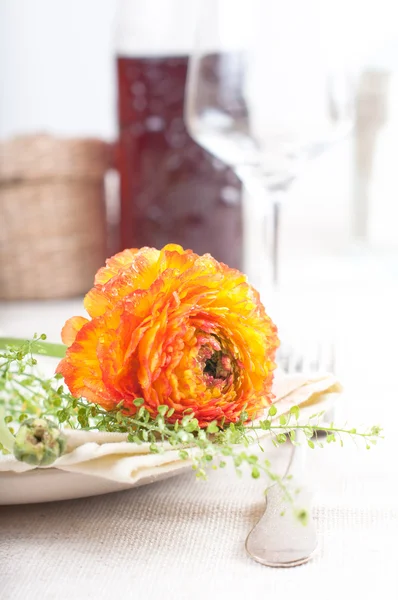 Świąteczny stół ustawienie z kwiatami — Zdjęcie stockowe