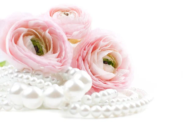 Ροζ λουλούδια και μαργαριτάρι χάντρες — Φωτογραφία Αρχείου