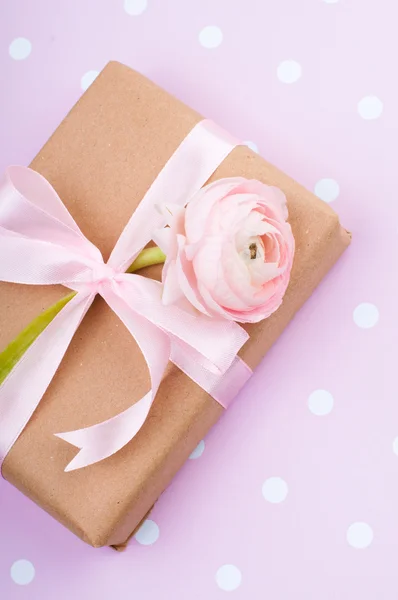 Geschenk mit einem Band mit Blume gebunden — Stockfoto