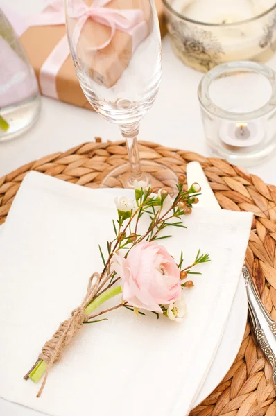 ピンクの花を持つテーブルの設定 — ストック写真