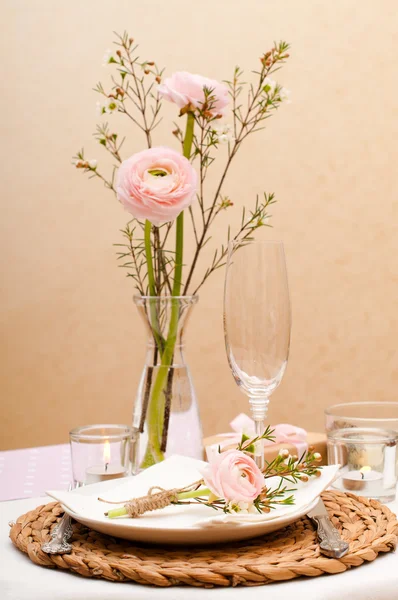Cenário de mesa com flores rosa — Fotografia de Stock