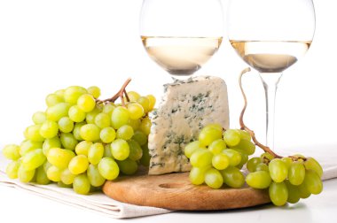 iki kadeh beyaz şarap, mavi peynir ve bir üzüm