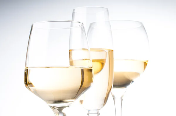 Üç bardak beyaz şarap — Stok fotoğraf
