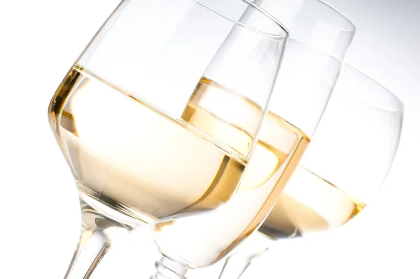 Τρία ποτήρια λευκό κρασί — Φωτογραφία Αρχείου