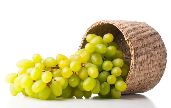 Fehér szőlőt egy fonott kosárban — Stock Fotó