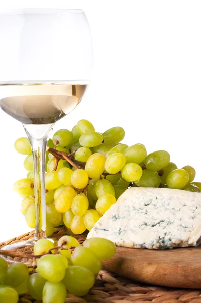 Bílé víno, modrý sýr a hrozny — Stock fotografie