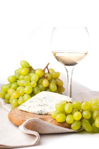 Witte wijn, blauwe kaas en druiven — Stockfoto