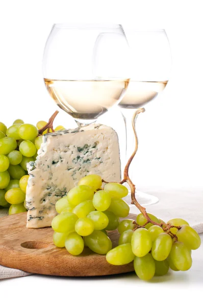 Iki kadeh beyaz şarap, mavi peynir ve bir üzüm — Stok fotoğraf