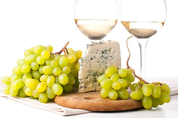 Två glas vitt vin, blå ost och en druvor — Stockfoto