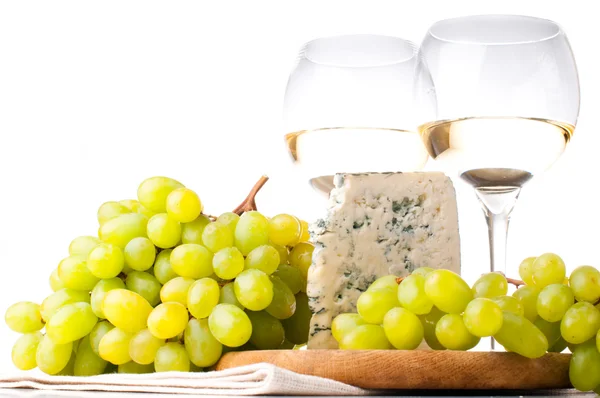 Due bicchieri di vino bianco, formaggio azzurro e un'uva — Foto Stock