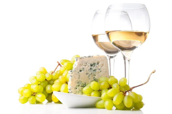 Due bicchieri di vino bianco, formaggio azzurro e un'uva — Foto Stock