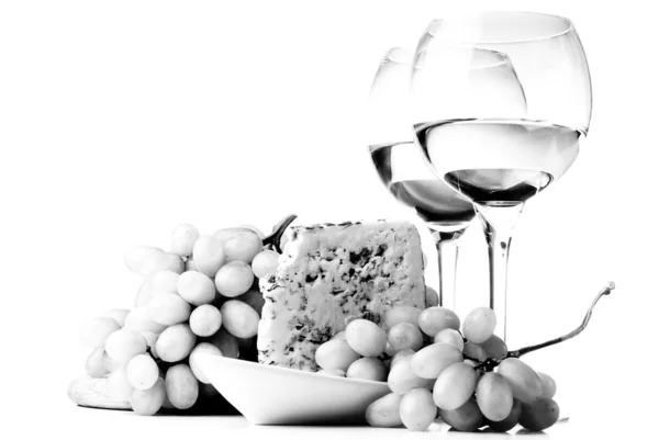 Iki kadeh beyaz şarap, mavi peynir ve bir üzüm — Stok fotoğraf
