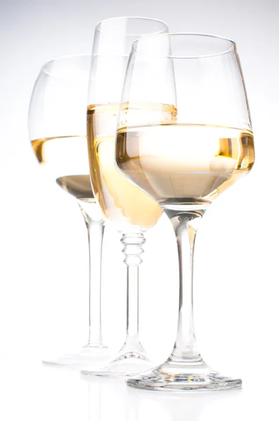 Три бокала белого вина — стоковое фото