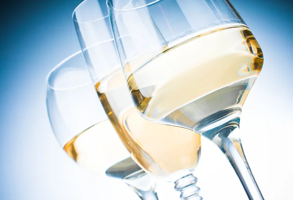 Drie glazen witte wijn — Stockfoto