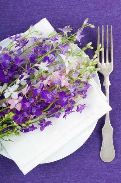 De instelling van de tabel met paarse bloemen — Stockfoto