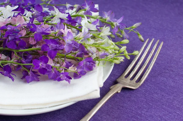 Cadre de table avec des fleurs violettes — Photo