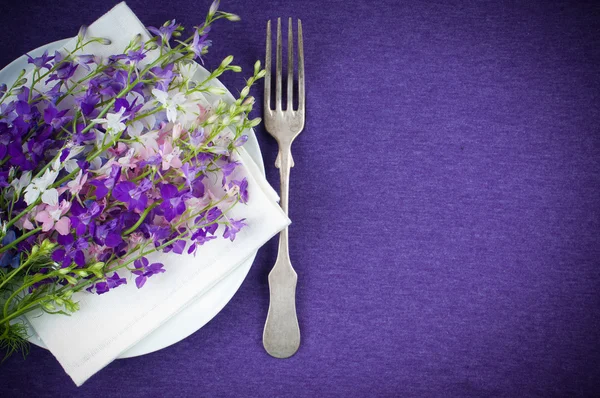 紫色の花とテーブルの設定 — ストック写真