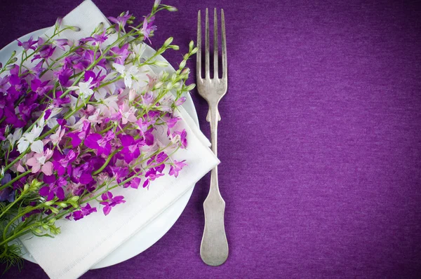 Накрытие стола фиолетовыми цветами — стоковое фото