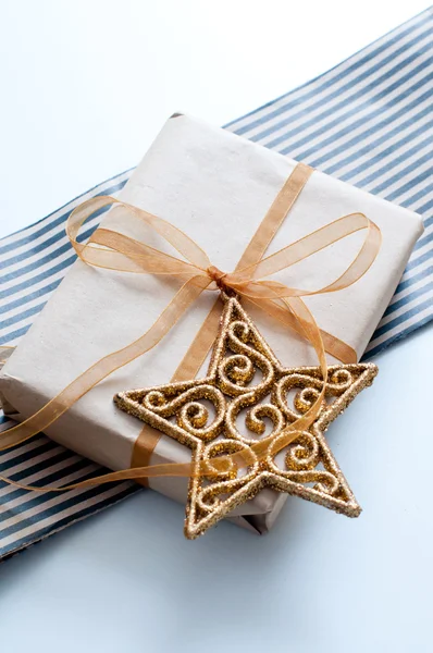 Weihnachtsgeschenk mit goldenem Stern — Stockfoto