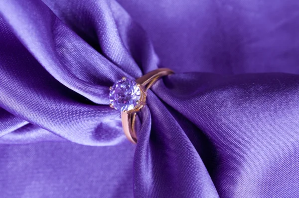 Bir mücevher ile ring — Stockfoto
