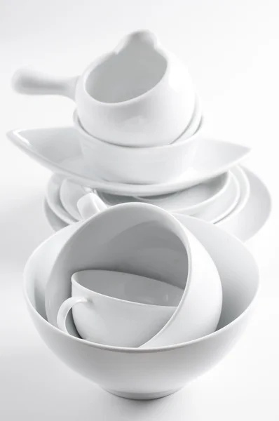 Białe naczynia kuchenne i sztućce — Zdjęcie stockowe