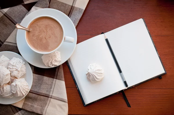 Café, merengues y un bloc de notas — Foto de Stock