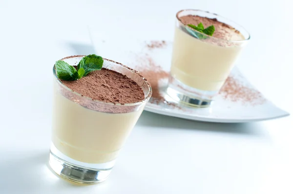 Dva krémové vanilkové dezerty — Stock fotografie