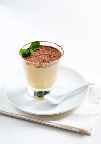 Vanille-Dessert mit Kakao — Stockfoto