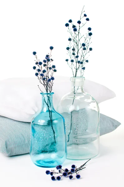 Botellas de vidrio vintage y almohadas — Foto de Stock