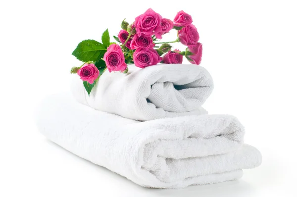 Handdukar och en bukett rosor — Stockfoto