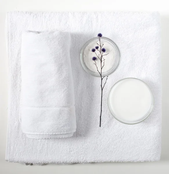 Towels, bath salt and body cream — Stock Photo, Image