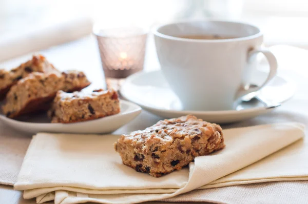 Biscoitos caseiros e uma xícara de chá — Fotografia de Stock
