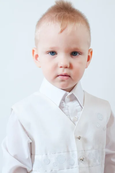 Маленький мальчик в белой рубашке — стоковое фото